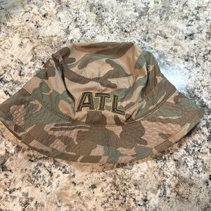 Atlanta Hawks camouflage bucket hat like new condition, by Mitchell & Ness. NBA